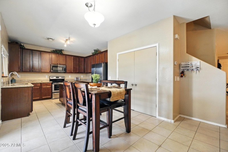 Eat-In Kitchen