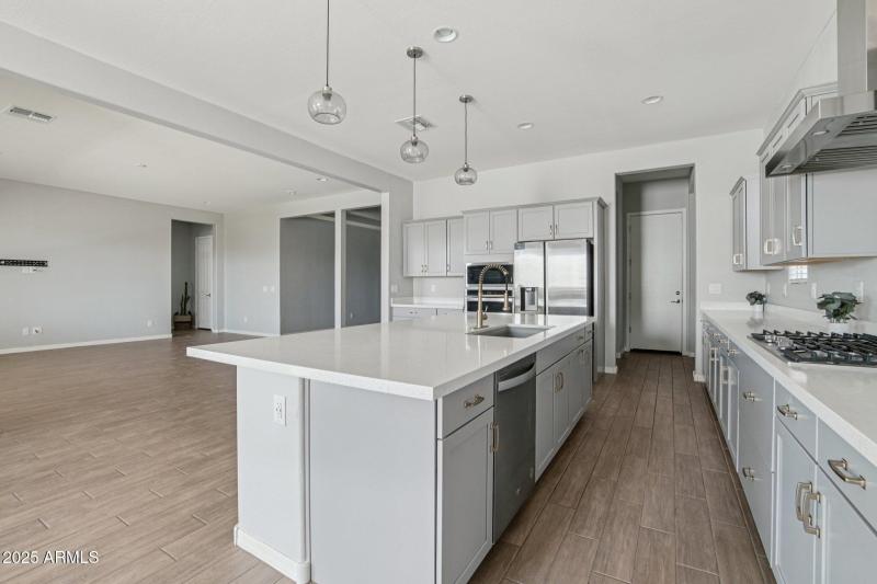 33-web-or-mls-N 185th Ave-S2706-033