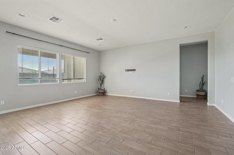 7-web-or-mls-N 185th Ave-S2706-007