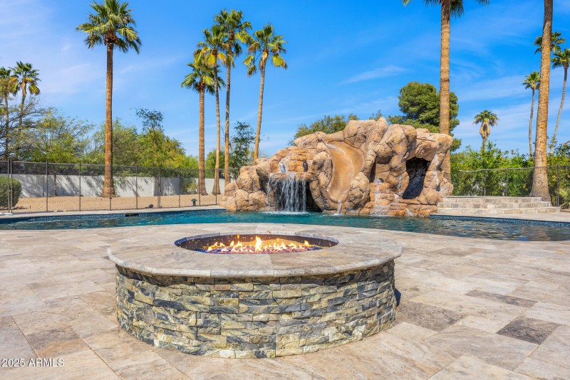 43gas firepit and pool lounge
