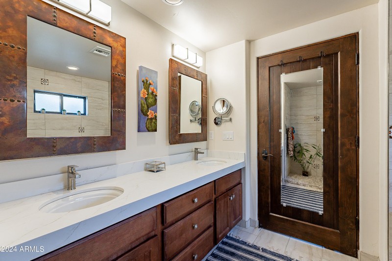 Dual sinks in primary bathroom