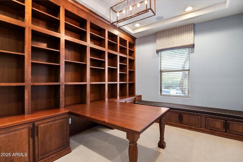 Office/Buil-In Bookshelves