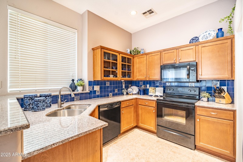 granite counters, spacious kitchen