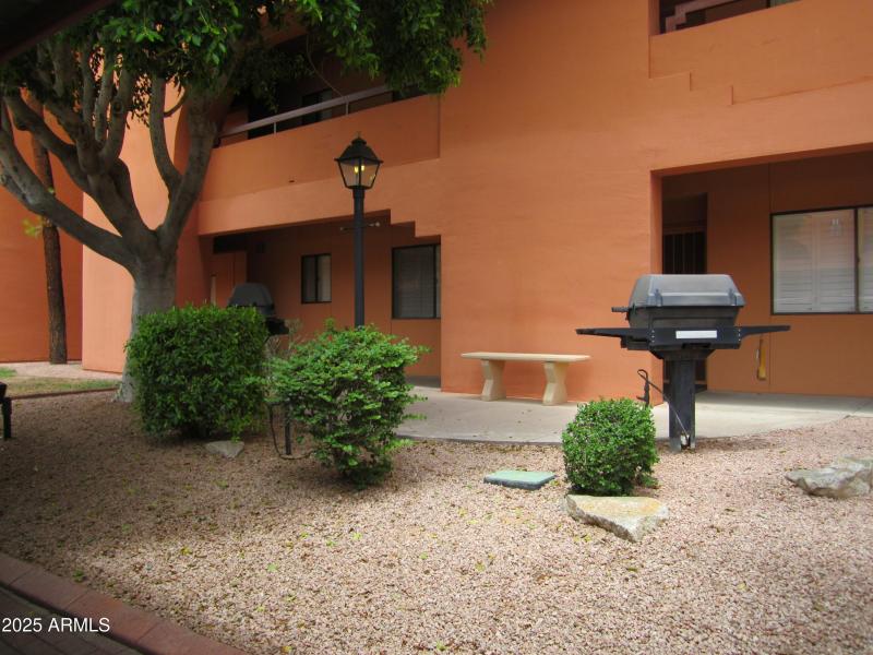 B16 U208 BARBECUE & BENCH