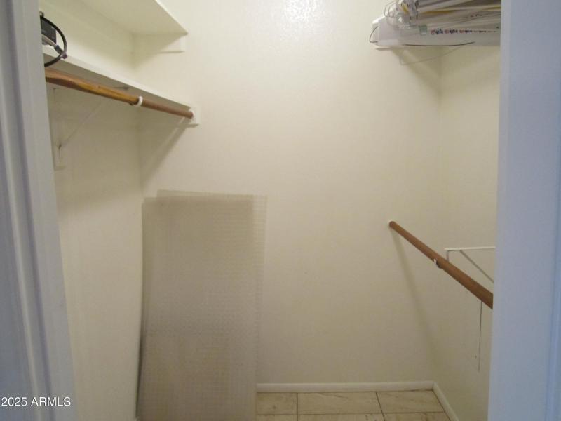 B16 U208 WALK IN CLOSET