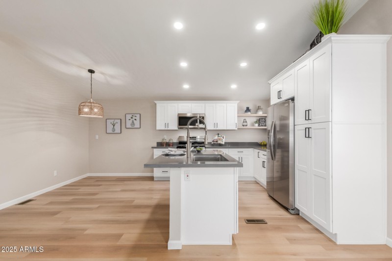 Kitchen & Dining