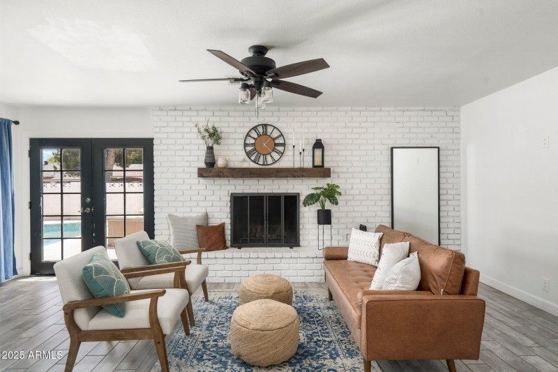 Family room w/fireplace