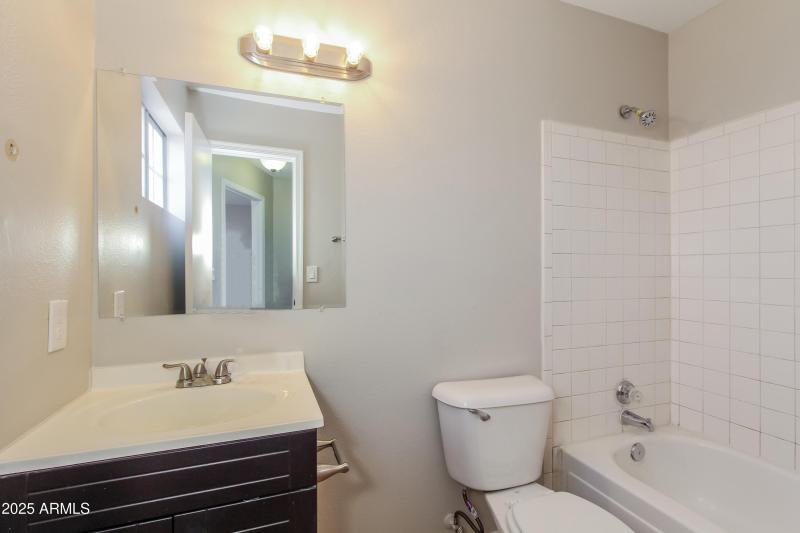 011-photo-primary-bathroom-10955619