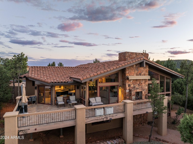 EXPANSIVE DECK