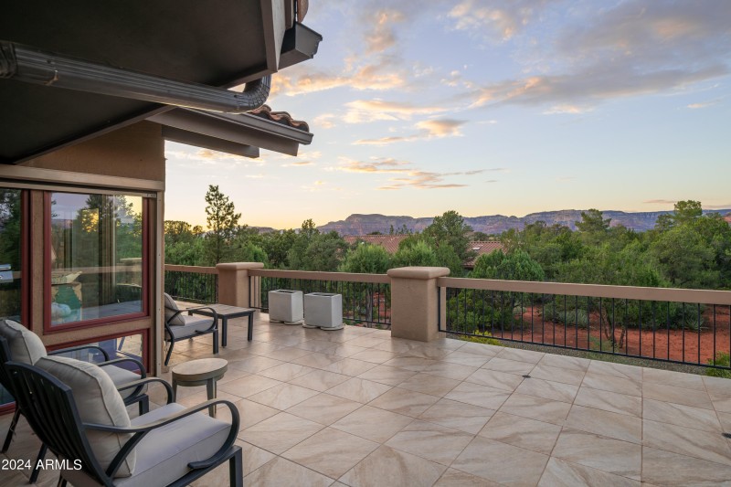 EXPANSIVE VIEWING DECK ON MAIN LEVEL