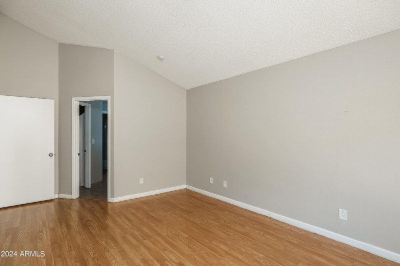 023-photo-primary-bedroom-13782109