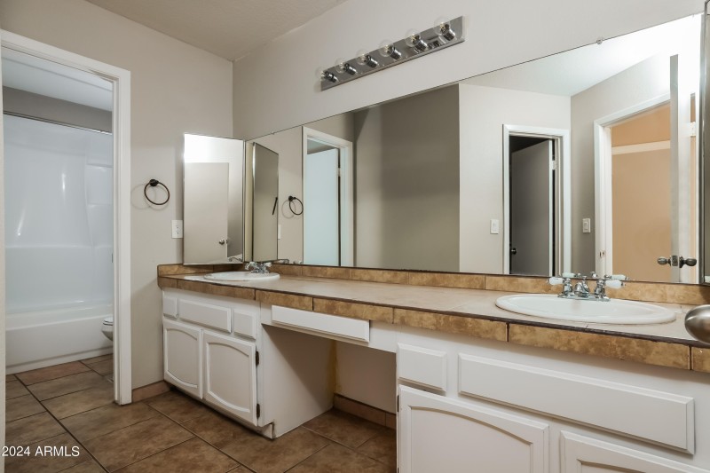 025-photo-primary-bathroom-13782110