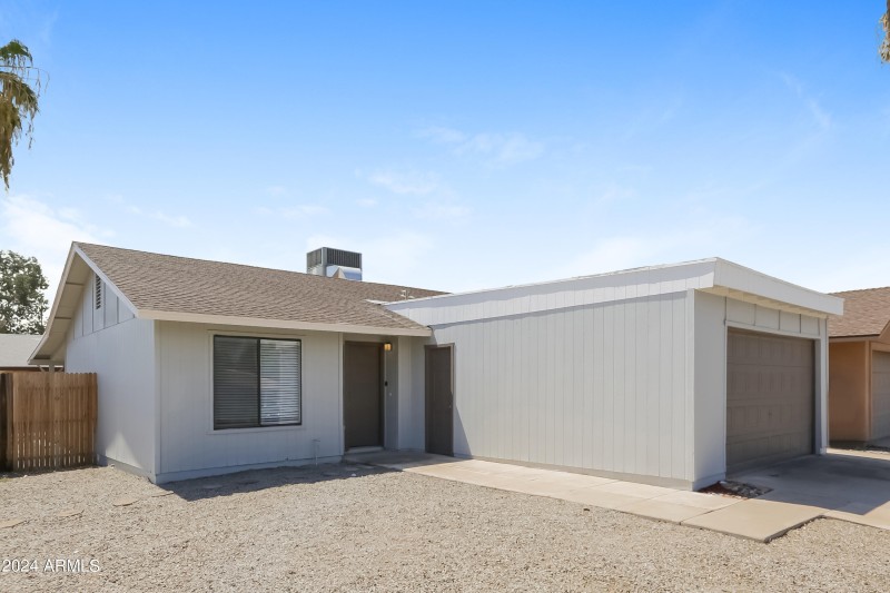 002-photo-front-view-11642146