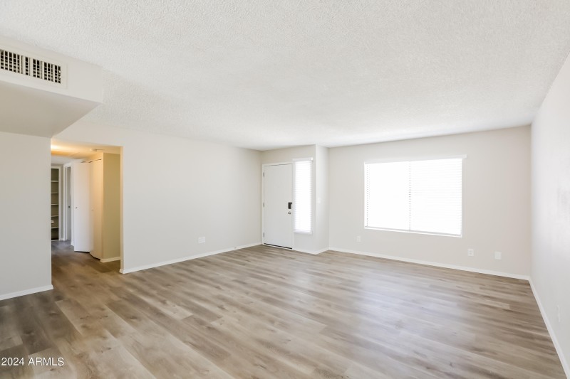 003-photo-living-room-11640686