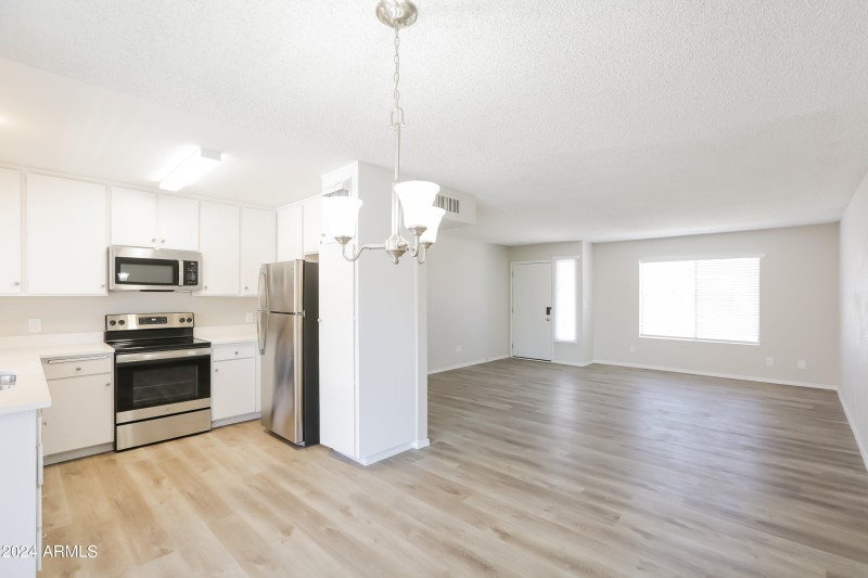 006-photo-dining-room-11640695