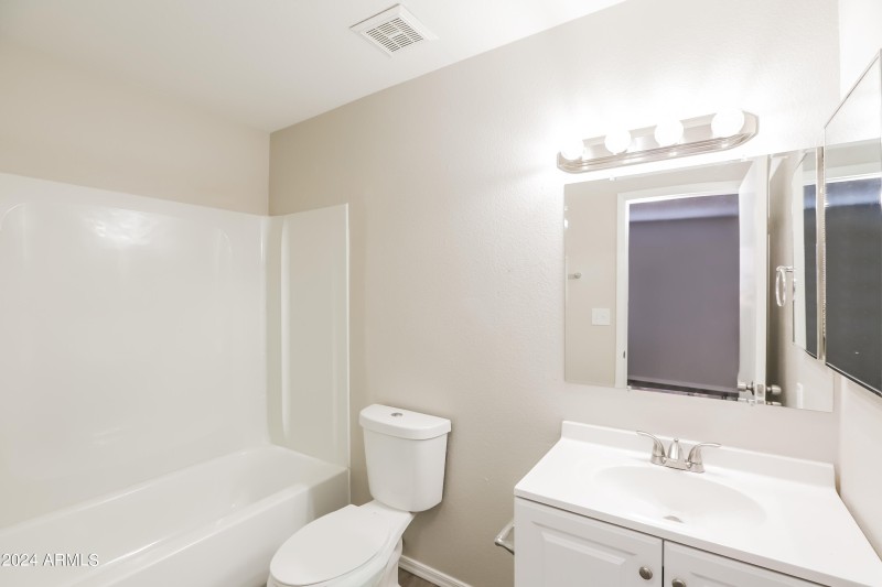 010-photo-primary-bathroom-11640692