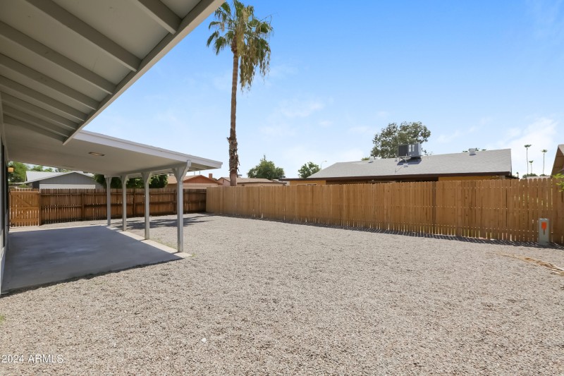 014-photo-backyard-11640683