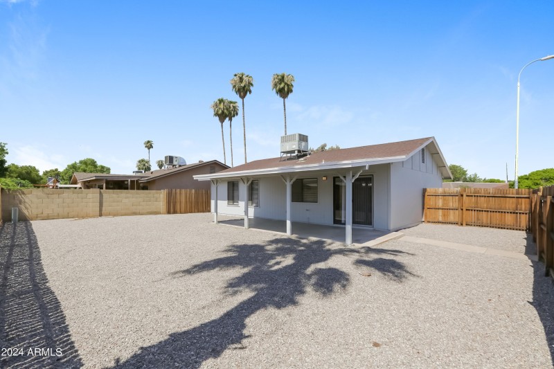 015-photo-rear-view-11642142