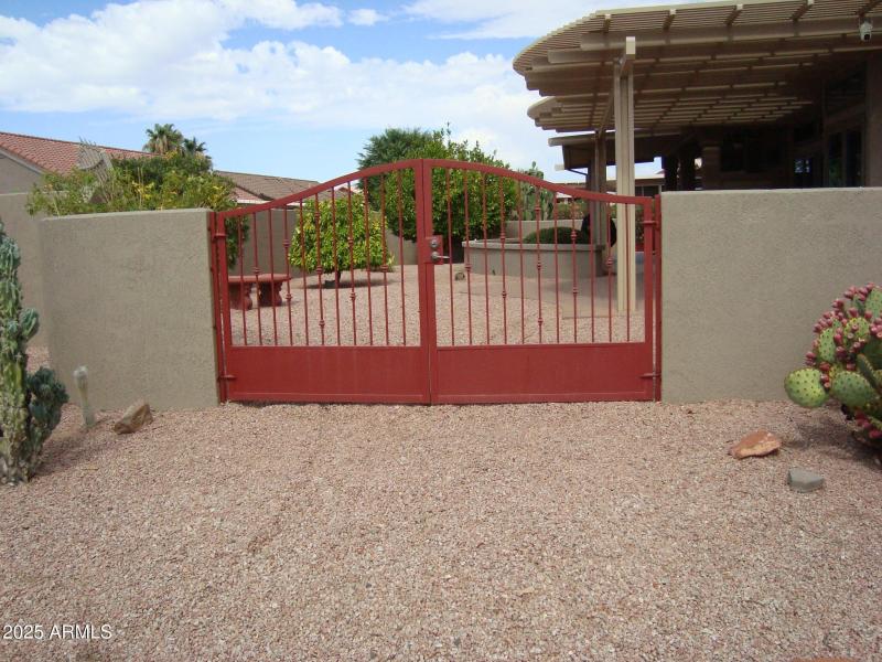 LARGE GATE TO BACKYARD