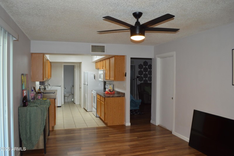 eat in to kitchen