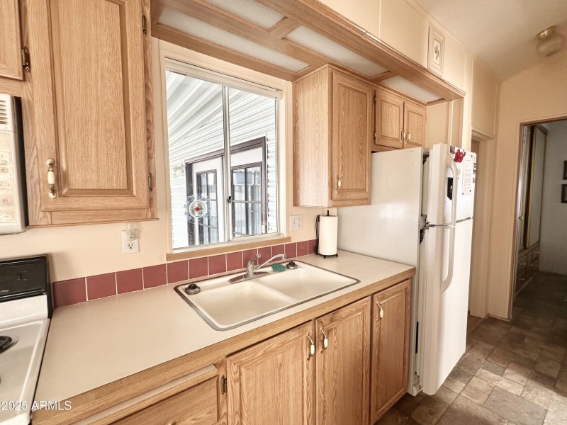 KITCHEN SINK/FRIDGE