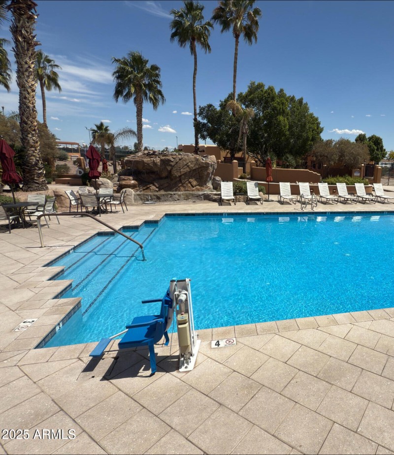 POOL W/ LIFT