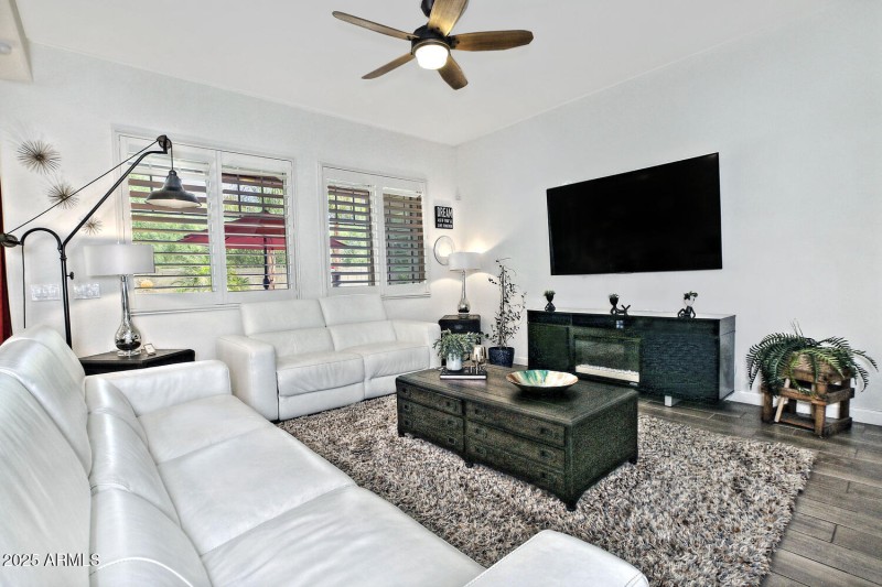 924 Dumarton Living Room