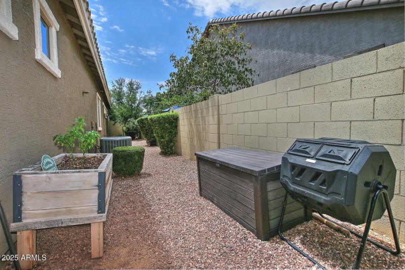 924 Dumbarton Side Yard