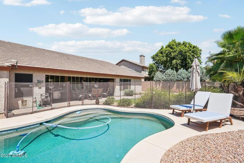 41-web-or-mls-N 85th Dr-S0907-041