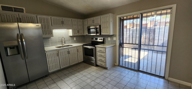 02 - Kitchen