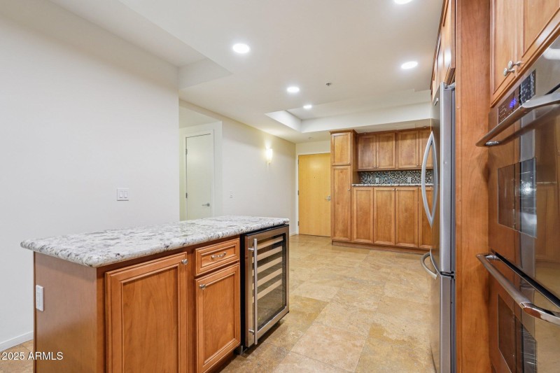 9-web-or-mls-E Rancho Vista Dr-S0807-009