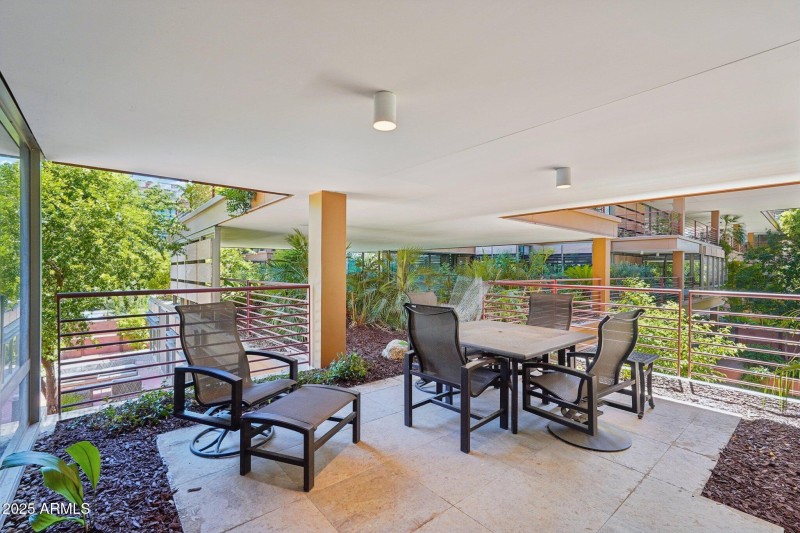 15-web-or-mls-E Rancho Vista Dr-S0807-01