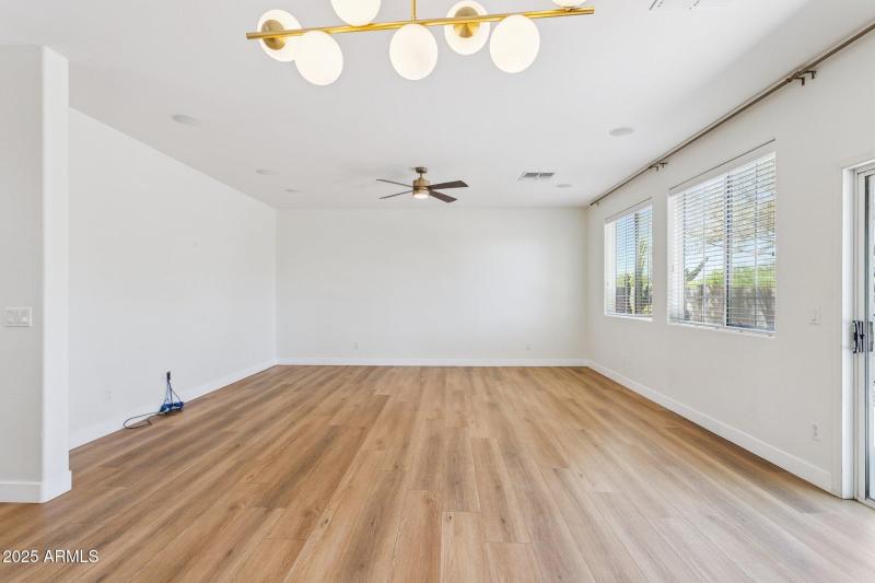 9-web-or-mls-2730-e-ellis-st