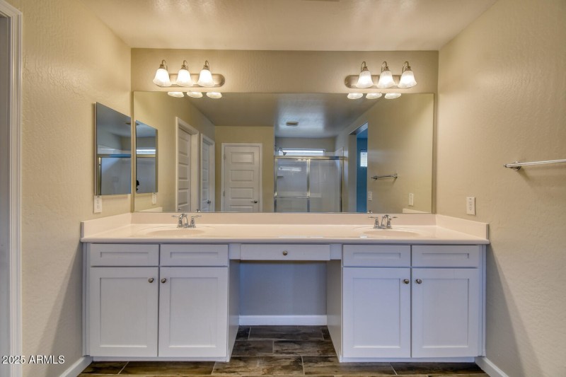 2721 E Dunbar Dr-24