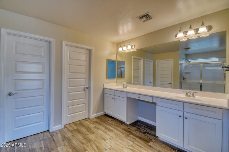 2721 E Dunbar Dr-25