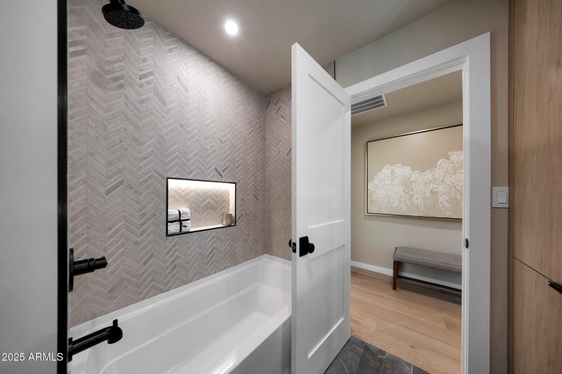 Guest bathroo tub