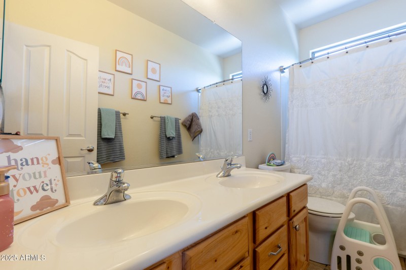 Upstairs 2nd bath