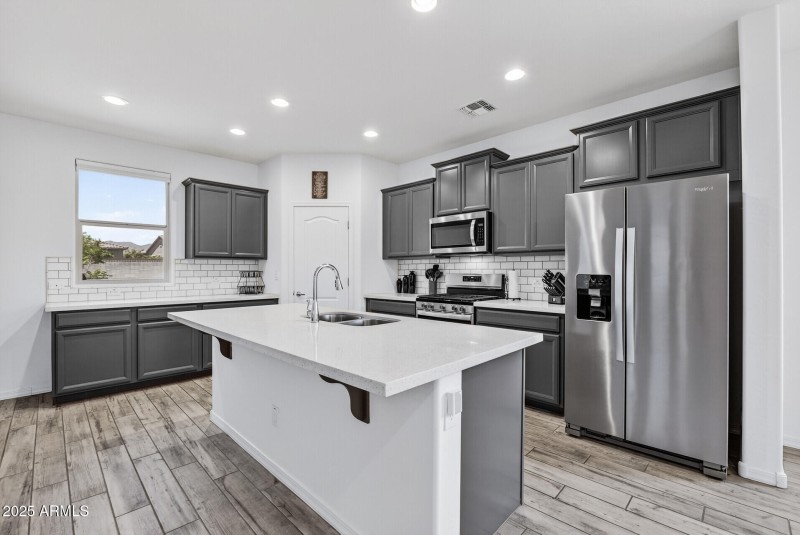 Quartz Island w/ Breakfast Bar
