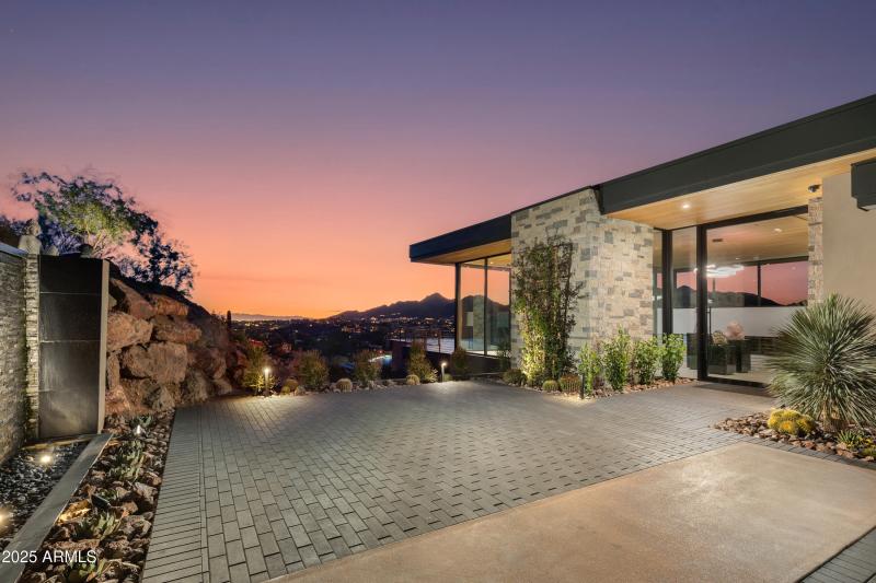 PARKING FOR MANY CARS