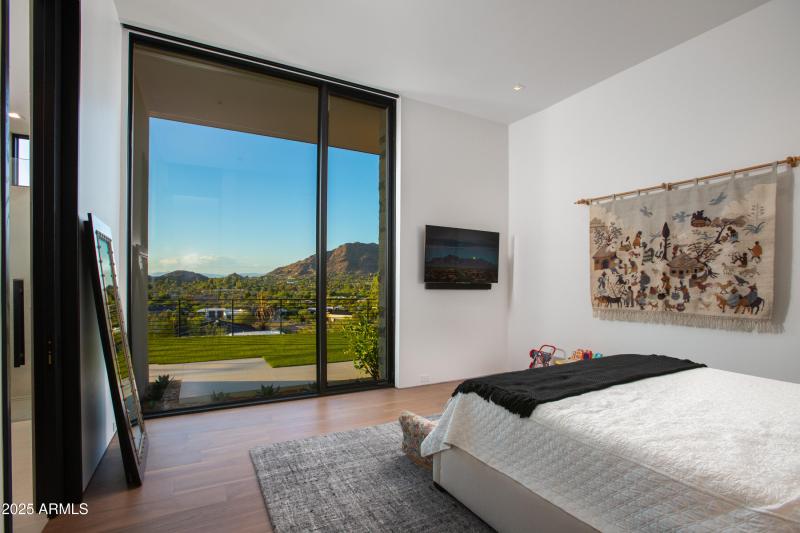 2ND BEDROOM EN-SUITE