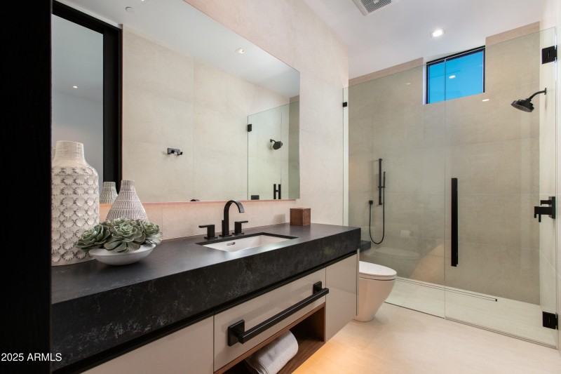 EN-SUITE BATHROOM