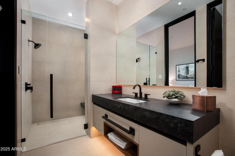 BATHROOM EN-SUITE