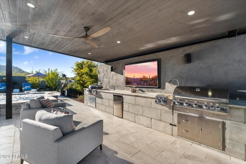 Outdoor Kitchen