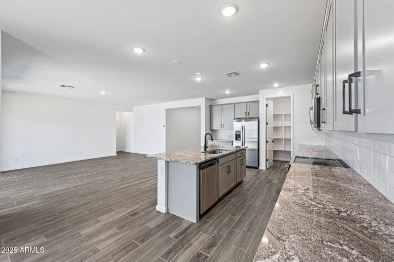 7-web-or-mls-W Cheryl Dr-S1107-007