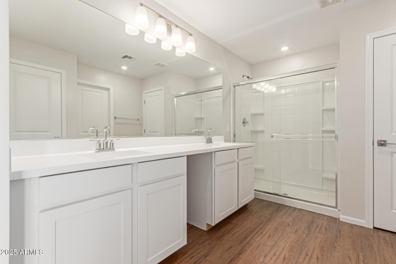 Mstr Bath his and hers sinks