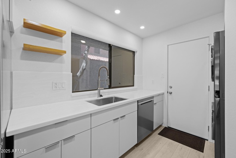 12)KITCHEN