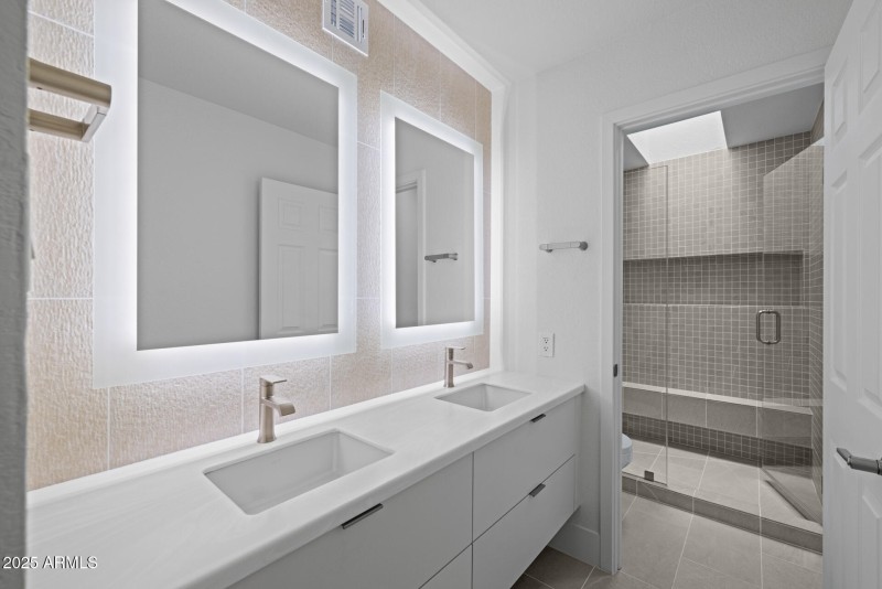 17)MASTER BATH UP