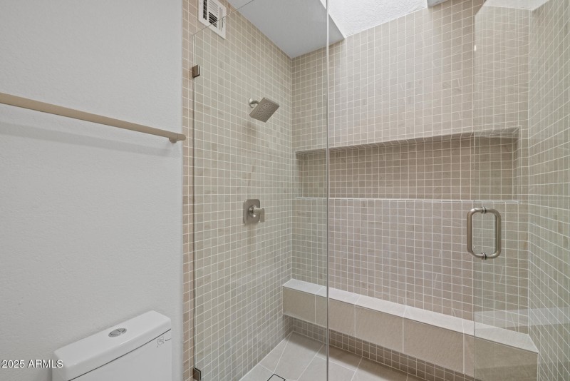 18)MASTER BATH UP