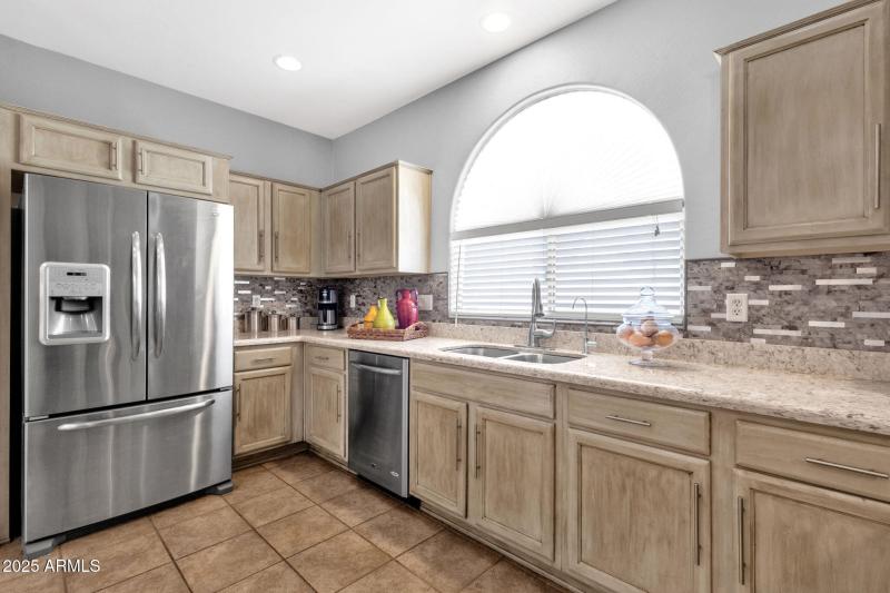 21-web-or-mls-4092-e-donato-dr