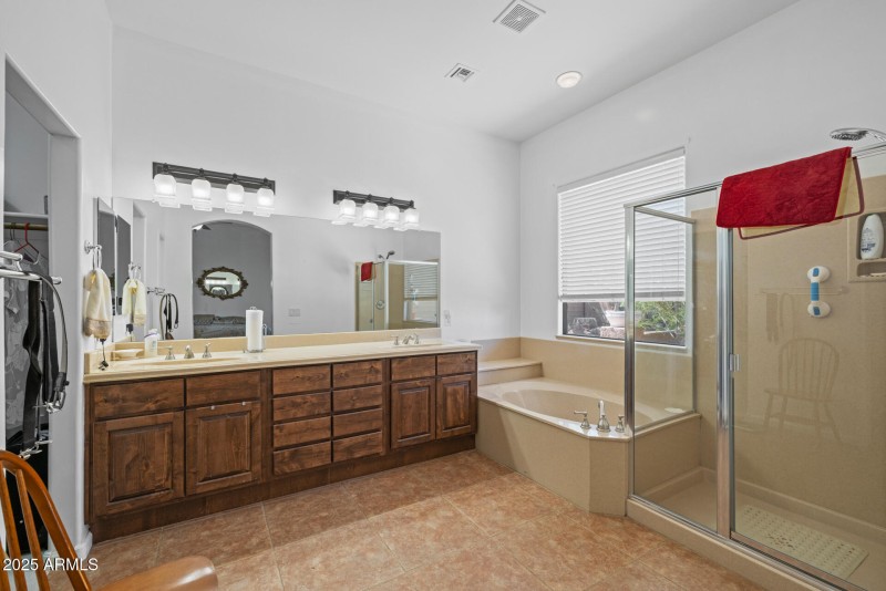 21)MASTER BATH